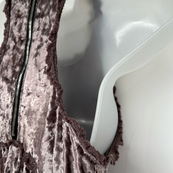 POL Sleeveless Crushed Velvet zippered racer back with lace trim NWOT - Picture 7 of 12